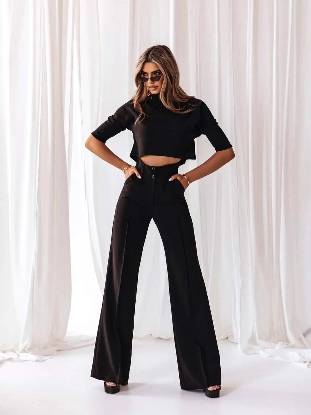 BLACK SET OF HIGH WAISTED PANTS AND CROPPED TOP